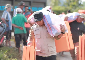 Tak hanya duduk di meja, Wali Kota Solok, Dr. Ramadhani Kirana Putra turun tangan langsung distribusikan bantuan pasca bencana.(Ist)