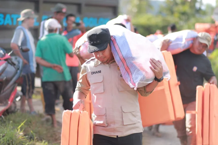 Tak hanya duduk di meja, Wali Kota Solok, Dr. Ramadhani Kirana Putra turun tangan langsung distribusikan bantuan pasca bencana.(Ist)