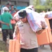 Tak hanya duduk di meja, Wali Kota Solok, Dr. Ramadhani Kirana Putra turun tangan langsung distribusikan bantuan pasca bencana.(Ist)