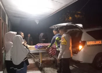Jasad guru PPPK di Pessel saat dievakuasi dari mes polisi, Minggu (28/6/2026)