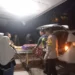 Jasad guru PPPK di Pessel saat dievakuasi dari mes polisi, Minggu (28/6/2026)