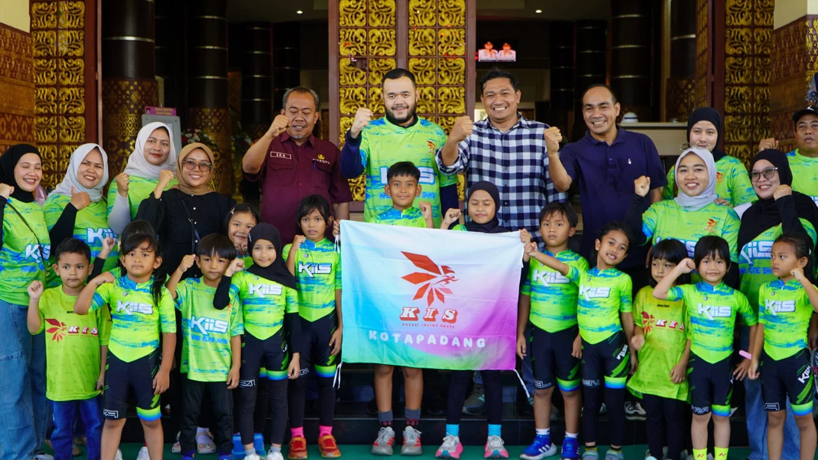 Fadly Amran Lepas 14 Atlet KIIS ke Kejuaraan Nasional Pariaman Open 2026, Tekankan Pembentukan Karakter Generasi Muda