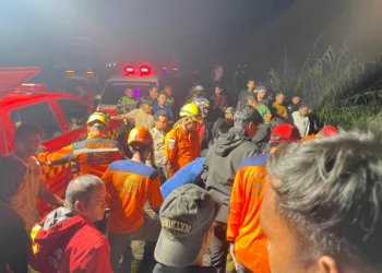 Proses evakuasi korban di lokasi truk masuk jurang di Sitinjau Lauik, Kamis (2/7/2026)