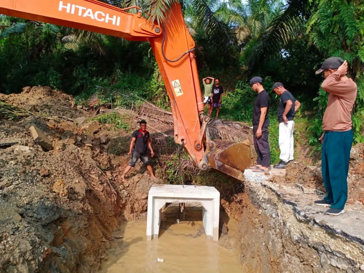 Gerak Cepat, Pemkab Dharmasraya Tangani Gorong-gorong Putus di Nagari Simalidu