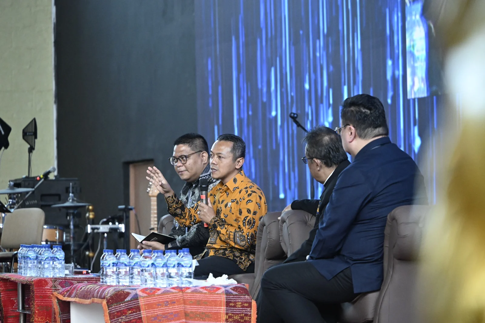 Hari Doa Nasional 2026, Wamen Fajar Tegaskan Pendidikan Jalan Memuliakan Manusia dan Meninjau SPMB di Balikpapan
