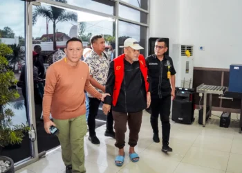 Tersangka saat diamankan di Kejati Sumbar, Jumat (3/7/2026)