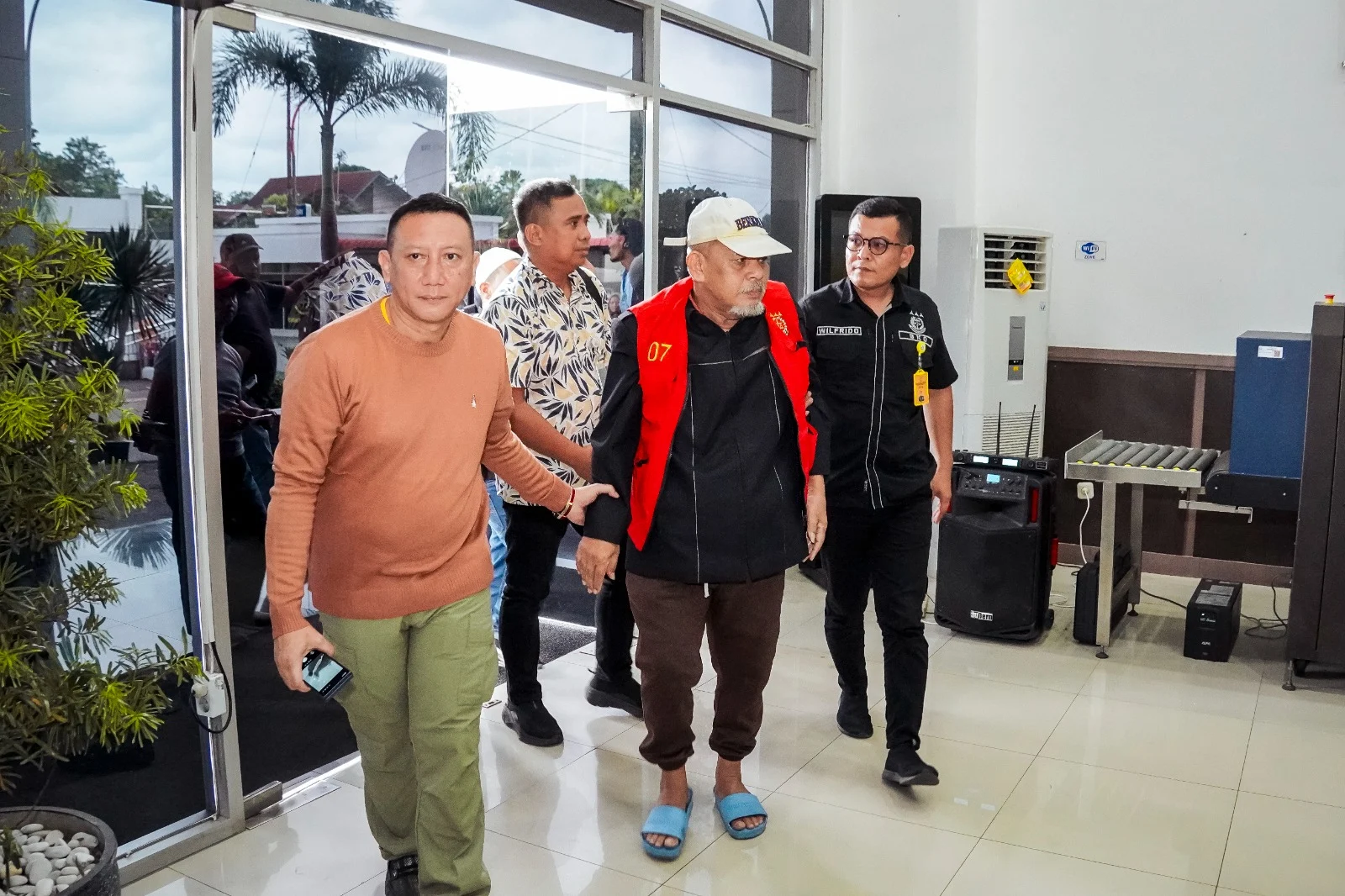 Hampir 3 Tahun Buron, Tersangka Korupsi Anggaran Pasar Atas Bukittinggi Ditangkap di Banten