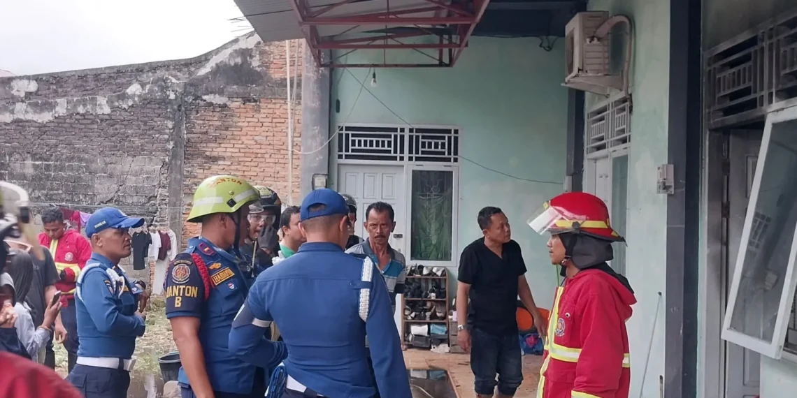 Kebakaran kosan di Surau Gadang, Nanggalo Kota Padang, Minggu (5/7/2026), sore.
