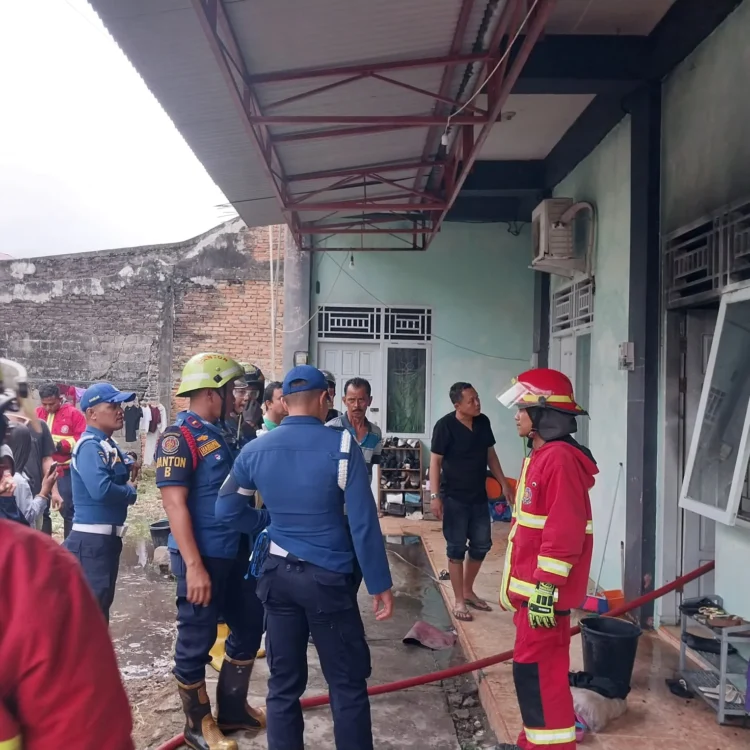 Kebakaran kosan di Surau Gadang, Nanggalo Kota Padang, Minggu (5/7/2026), sore.