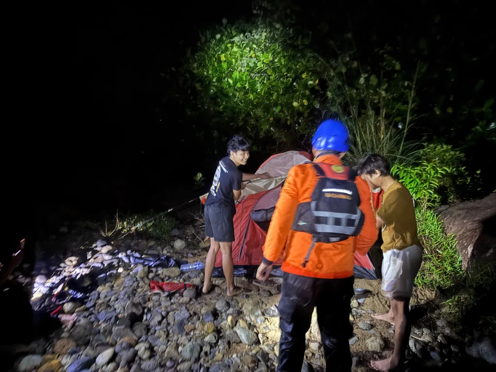 Mancing di Sungai Bangek Saat Hujan Deras, Tiga Warga Terjebak Arus Berhasil Diselamatkan Tim SAR