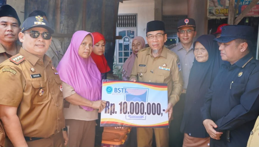 Wawako Padang Serahkan Bantuan untuk Korban Kebakaran di Banuaran, Ajak Warga Tingkatkan Kewaspadaan Hadapi Musim Kemarau