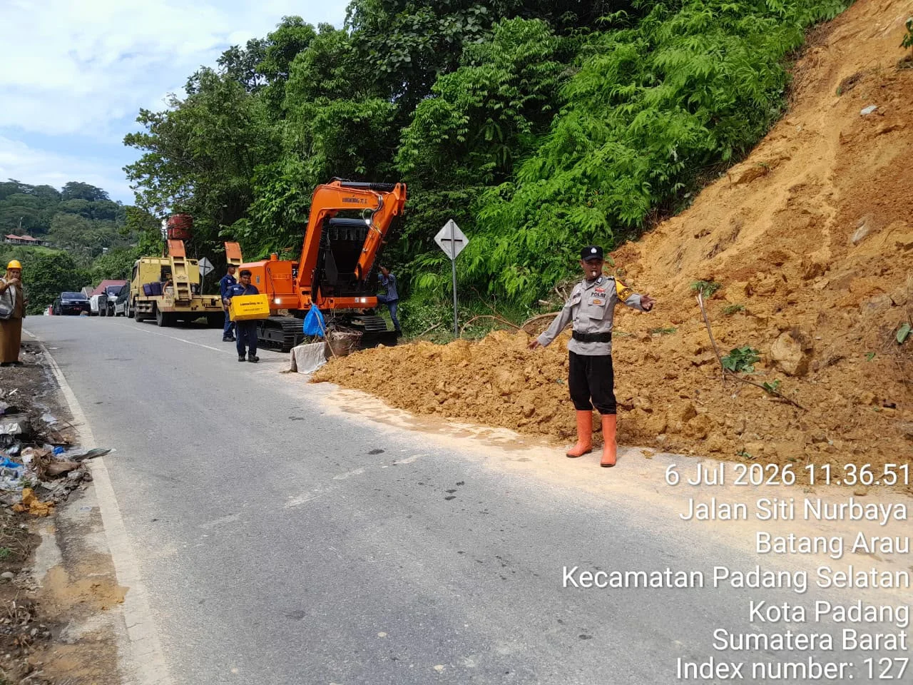DPUPR Kota Padang Cepat Bersihkan Longsor Gunung Padang, Lalu Lintas Normal Kembali