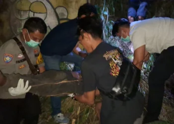 Jasad pria tanpa ditemukan tergeletak di bawah jembatan rel kereta api Batang Anai, Rabu (8/7/2026), sore.
