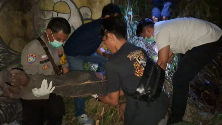 Jasad pria tanpa ditemukan tergeletak di bawah jembatan rel kereta api Batang Anai, Rabu (8/7/2026), sore.