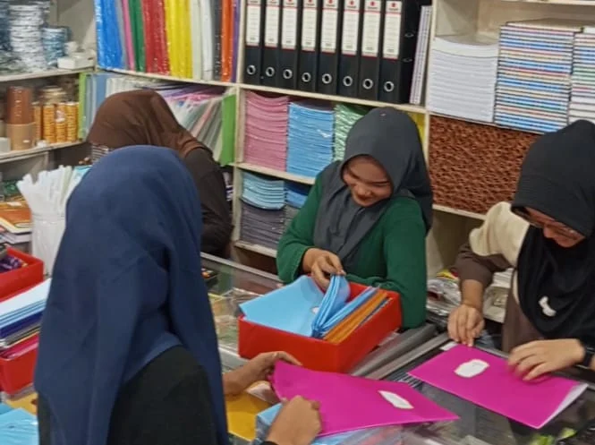 Orang Tua di Padang Serbu Toko Buku Jelang Masuk Sekolah