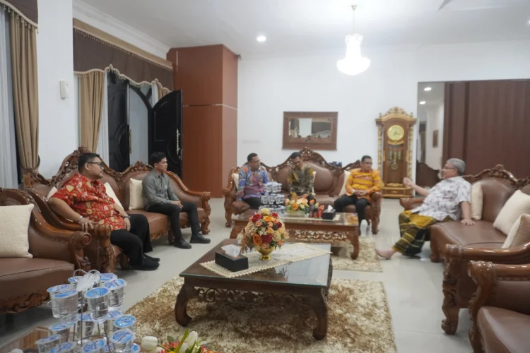 Ketua DPRD Sumbar Muhidi bersama Komisioner KPID Sumbar, Jumat (10/7/2026)