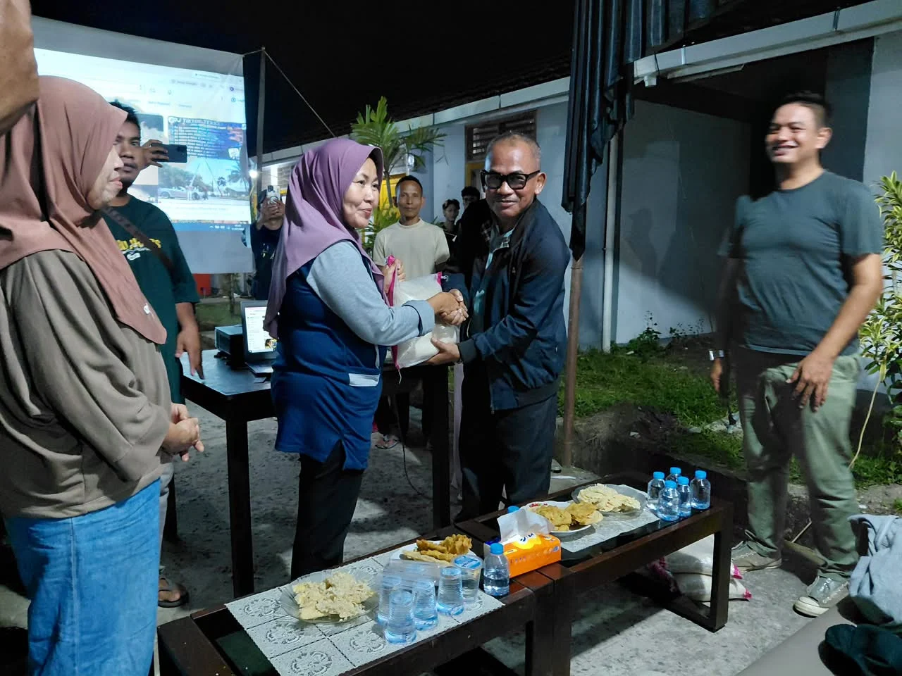 Dinas Perkim Padang Gelar Nobar Piala Dunia Bersama Warga Huntara Lubuk Buaya, Bagikan Bantuan Beras