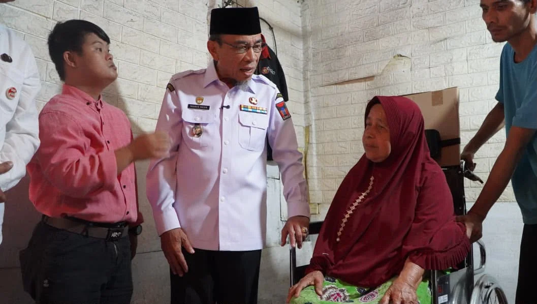 Wawako Maigus Nasir Serahkan Bantuan Kursi Roda, Pemko Padang Pastikan Bantuan Sosial Tepat Sasaran