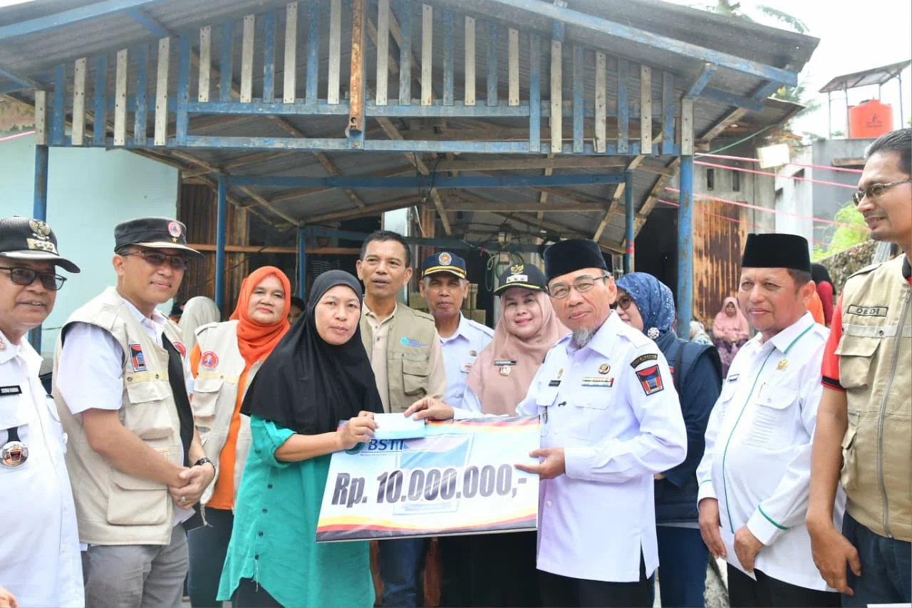 Pemko Padang Salurkan BSTT untuk Dua Keluarga Korban Kebakaran di Karang Putih Lubuk Kilangan