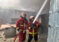 Petugas melakukan pemadaman di Rimbo Kaluang, Sabtu (18/7/2026)