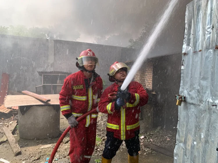 Petugas melakukan pemadaman di Rimbo Kaluang, Sabtu (18/7/2026)