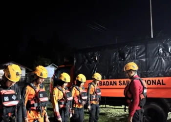Tim SAR persiapan melakukan evakuasi warga terjebak tanggul jebol di Agam, Sabtu (18/7/2026)
