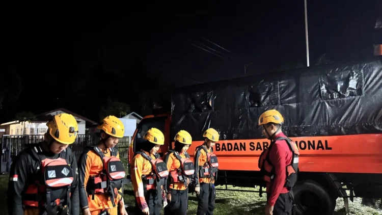 Tim SAR persiapan melakukan evakuasi warga terjebak tanggul jebol di Agam, Sabtu (18/7/2026)