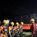 Tim SAR persiapan melakukan evakuasi warga terjebak tanggul jebol di Agam, Sabtu (18/7/2026)