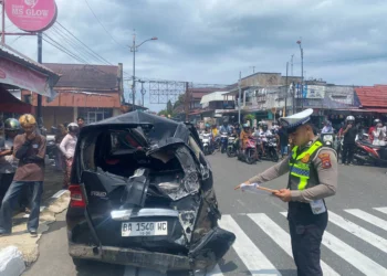 Mobil Freed usai jadi terlibat kecelakaan di Simpang Tabuik Pariaman, Senin (20/7/2026)