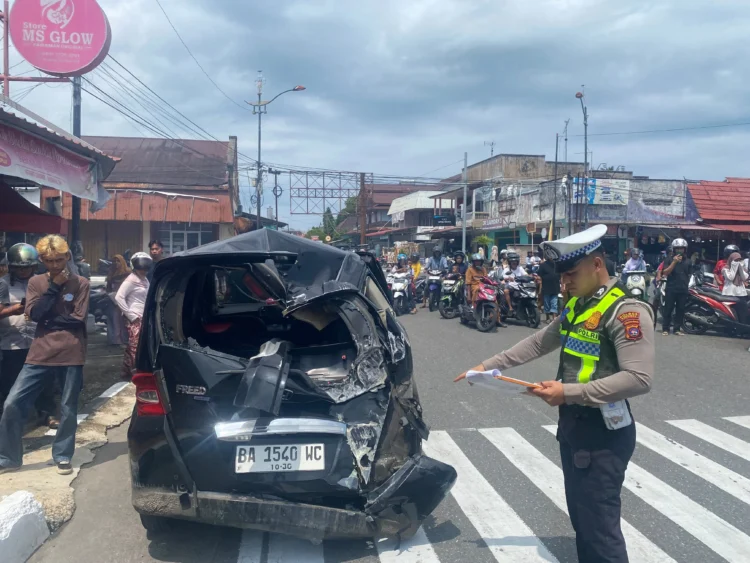 Mobil Freed usai jadi terlibat kecelakaan di Simpang Tabuik Pariaman, Senin (20/7/2026)