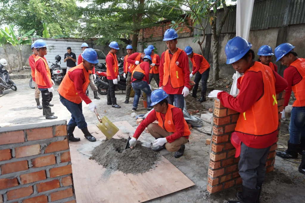PT Semen Padang Bekali 90 Jago Bangunan di Jambi dengan Sertifikasi Kompetensi