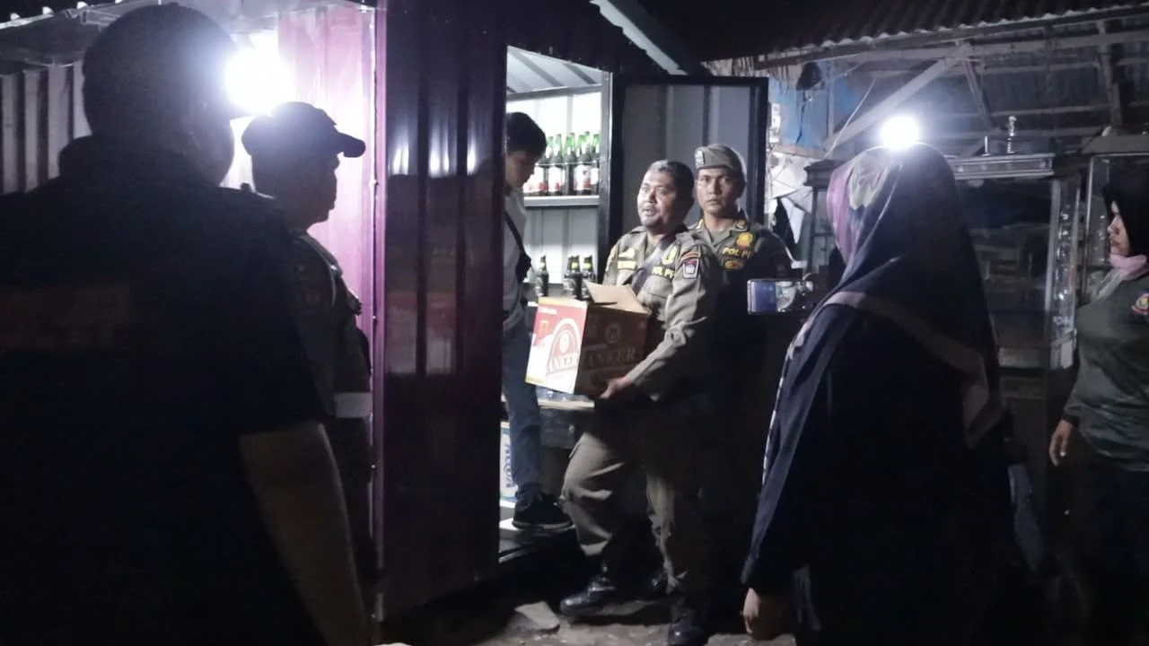 Patroli Dini Hari, Satpol PP Padang Amankan Miras dan Tertibkan Pelanggaran Perda Ketertiban Umum