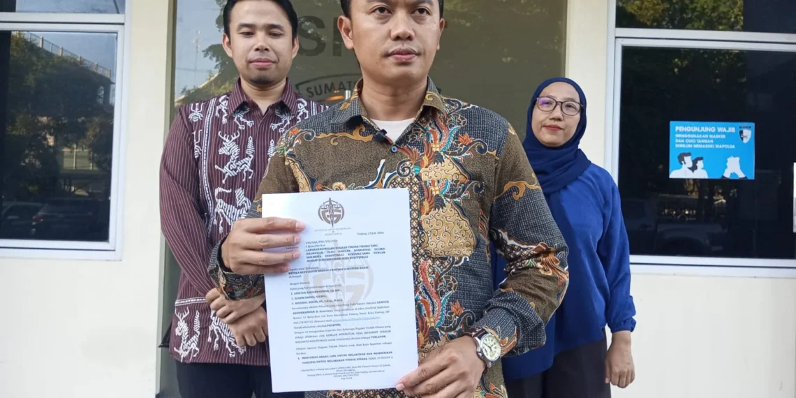 Tim kuasa hukum Yayasan Fort De Kock, Guntur Abdurrahman, Khairul Abbas, dan Ilham Darma, di Mapolda Sumbar, Kamis (23/7/2026) sore.