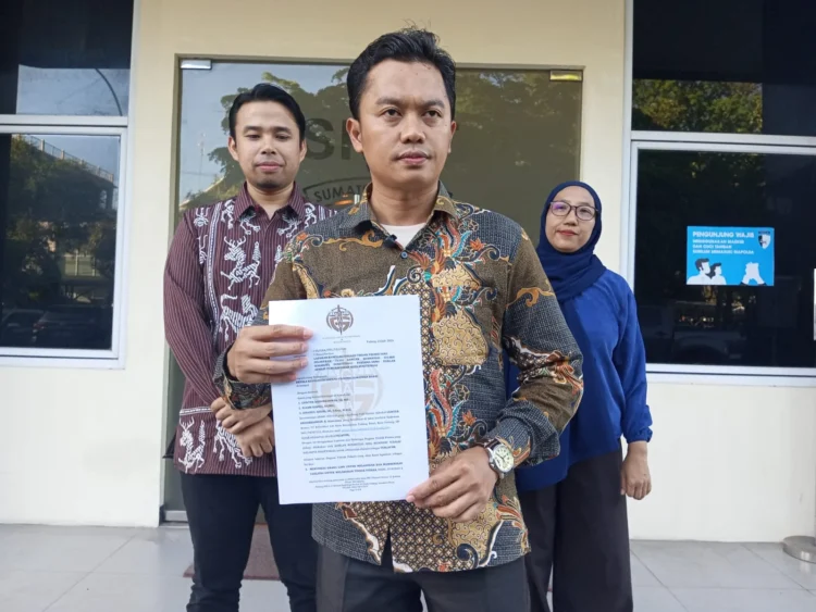 Tim kuasa hukum Yayasan Fort De Kock, Guntur Abdurrahman, Khairul Abbas, dan Ilham Darma, di Mapolda Sumbar, Kamis (23/7/2026) sore.