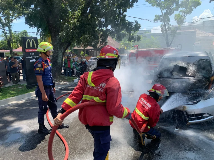 Honda Freed Terbakar di Padang, Jumat (24/7/2026), siang.