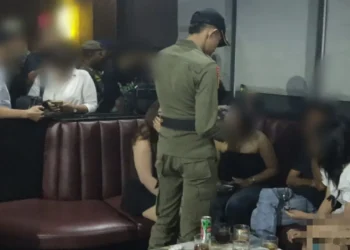 Tim gabungan Pol PP, PM dan BNN merazia tempat hiburan malam di Padang, Sabtu (26/7/2026), malam.