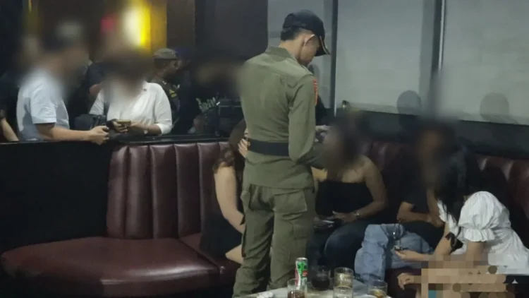 Tim gabungan Pol PP, PM dan BNN merazia tempat hiburan malam di Padang, Sabtu (26/7/2026), malam.