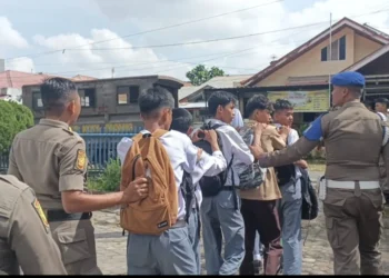 10 pelajar yang diamankan petugas Pol PP di Luki Padang, Senin (27/7/2026)