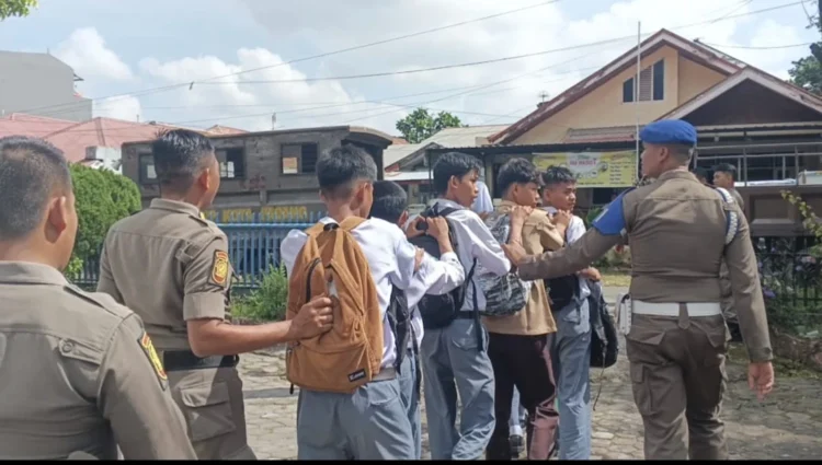 10 pelajar yang diamankan petugas Pol PP di Luki Padang, Senin (27/7/2026)