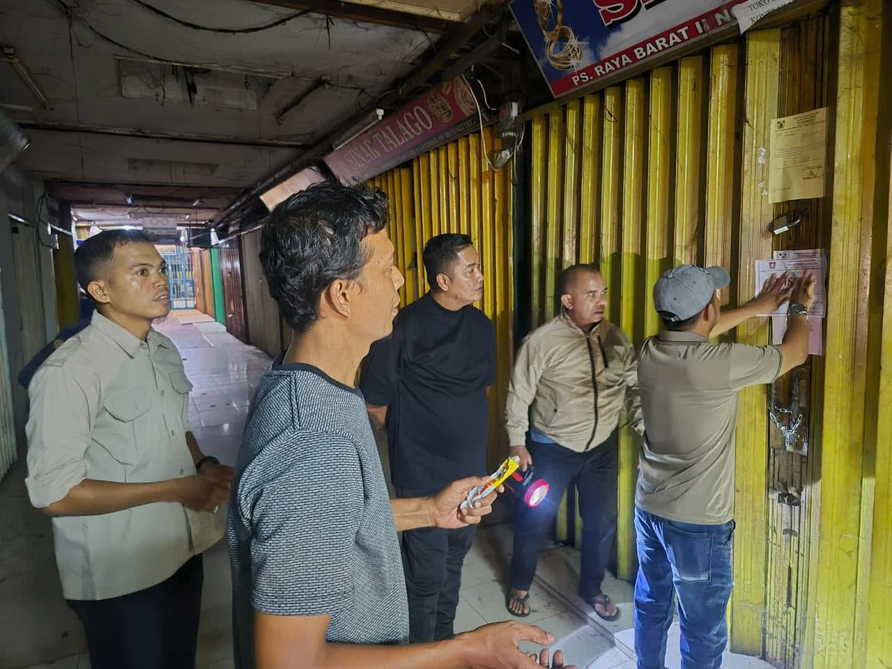 Tunggak Retribusi, Dinas Perdagangan Padang Segel 44 Petak Toko di Pasar Raya Barat