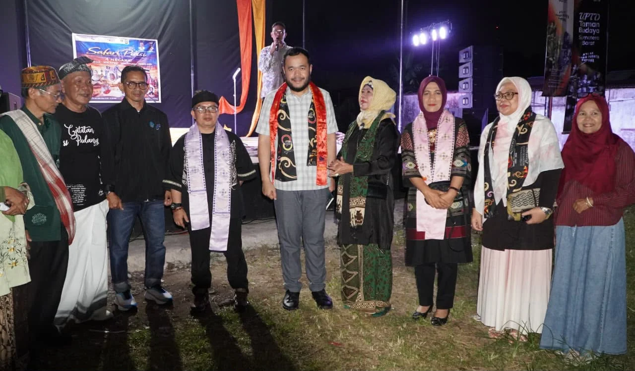 Lepas Safari Puisi SatuPena Sumbar ke Empat Negara, Fadly Amran Dorong Sastra dan Budaya Jadi Bagian Pembangunan Padang
