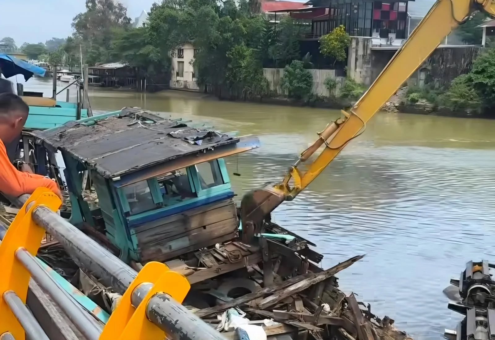 Jelang Selaju Sampan HJK Padang ke-357, Empat Bangkai Kapal di Batang Arau Dibongkar