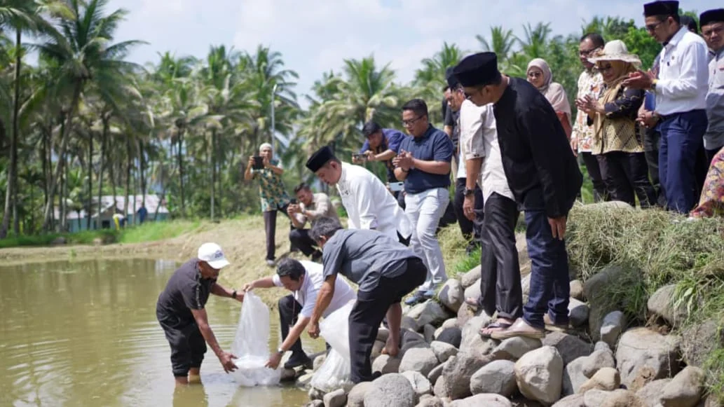 KKP Salurkan 120 Ribu Benih Ikan di Nagari Koto Sani Kabupaten Solok