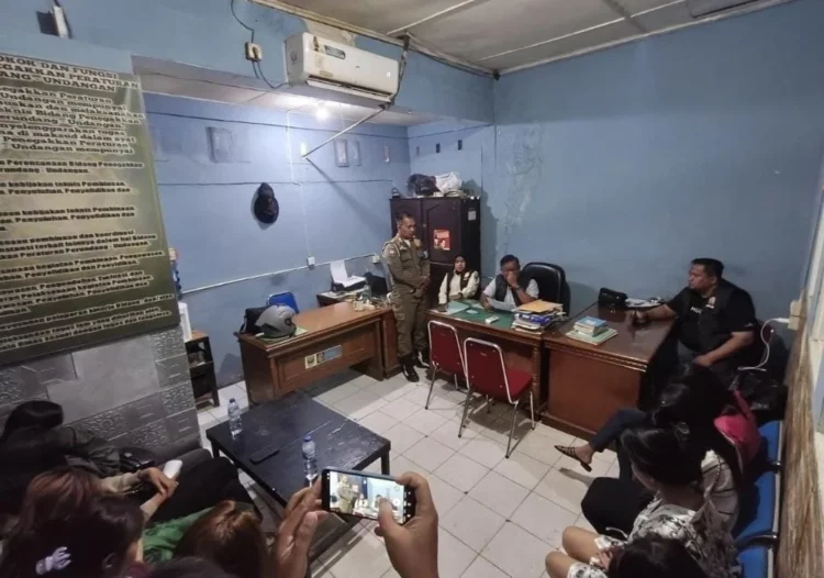 Sembilan Pemandu lagu diamankan Pol PP Padang Pariaman, Jumat (31/7/2026)