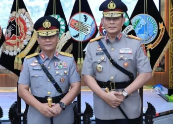 Foto Komjen Pol Gatot Tri Suryanta dan Irjen Pol Djati Wiyoto Abadhy.
