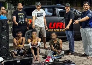 Tersangka saat diamankan Tim Polres Pessel, Jumat (3/7/2026)
