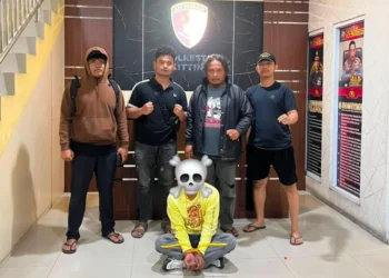Tersangka saat diamankan Polres Bukittinggi