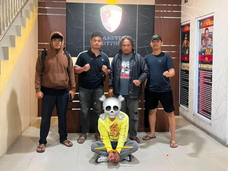 Tersangka saat diamankan Polres Bukittinggi