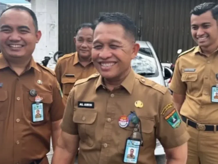Kepala Bapenda Sumbar Al Amin, didampingi Ka Samsat Padang Defrizal dan Ka TU Samsat Padang Herry Pratama (ist)