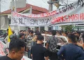 Aksi demonstrasi di Kejari Padang, Jumat (11/7/2026k